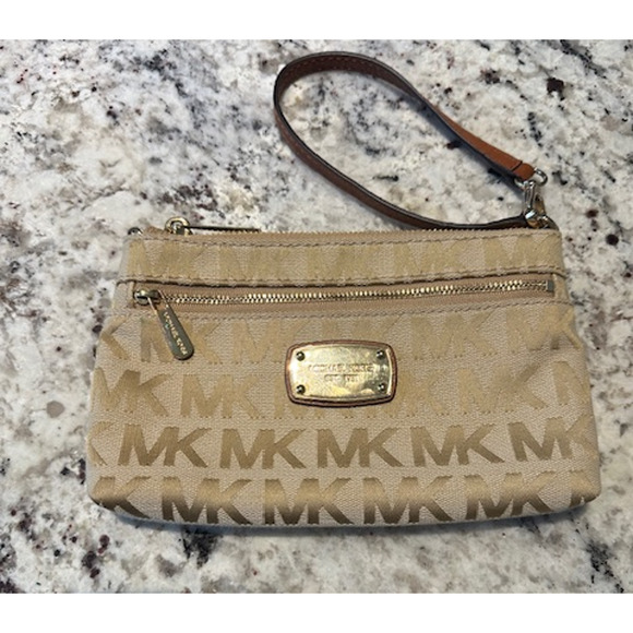 Michael Kors Handbags - NWOT Michael Kors Jet Set Wristlet Natural